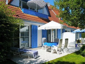 Outdoor dining - spacious apartment with large south-facing terrace and garden use, wireless internet, telephone (Prerow)