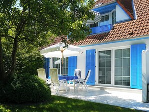 Outdoor dining - spacious apartment with large south-facing terrace and garden use, wireless internet, telephone (Prerow)