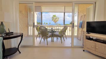 Smart-tv, dvd-afspiller, bordtennisbord