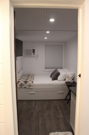 1 bedroom - Mini farmhouse style container Homes #1 (Orderville)