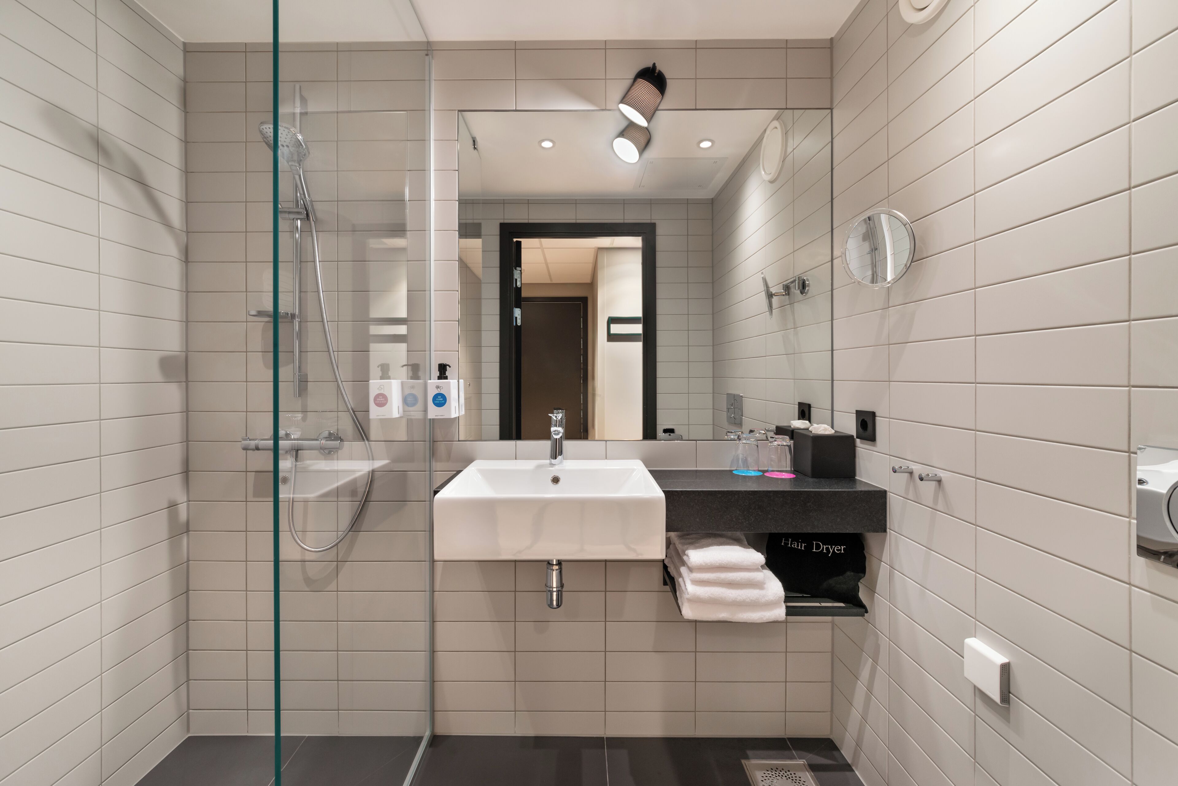 Eenvoudige eenpersoonskamer, 1 tweepersoonsbed | Badkamer | Een haardroger, handdoeken, zeep, shampoo
