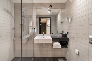 Habitación individual básica, 1 cama matrimonial | Baño | Secadora de cabello, toallas, jabón, shampoo 