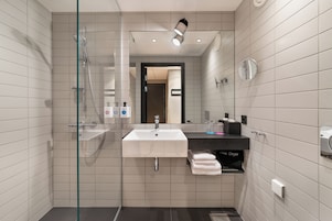 Habitación individual básica, 1 cama doble | Baño | Secador de pelo, toallas, jabón y champú