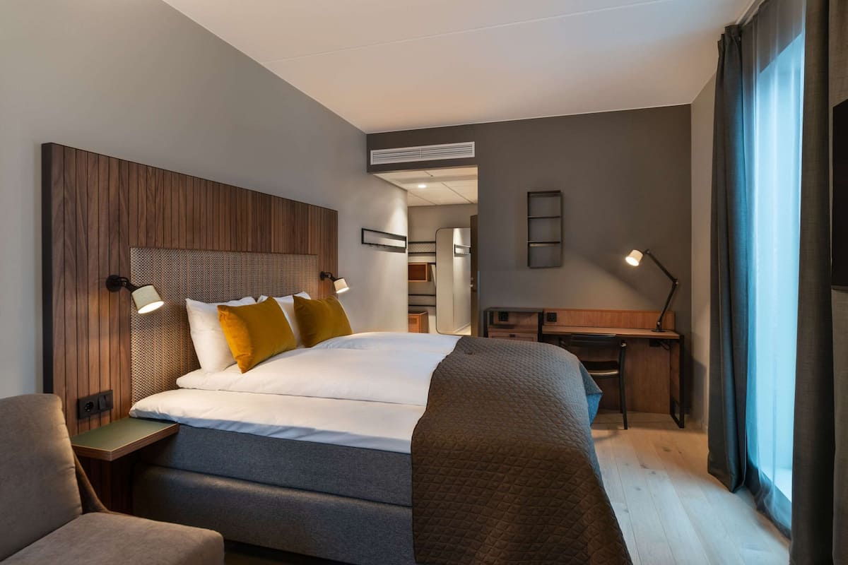 Family Room | Desk, laptop workspace, soundproofing, bed sheets
