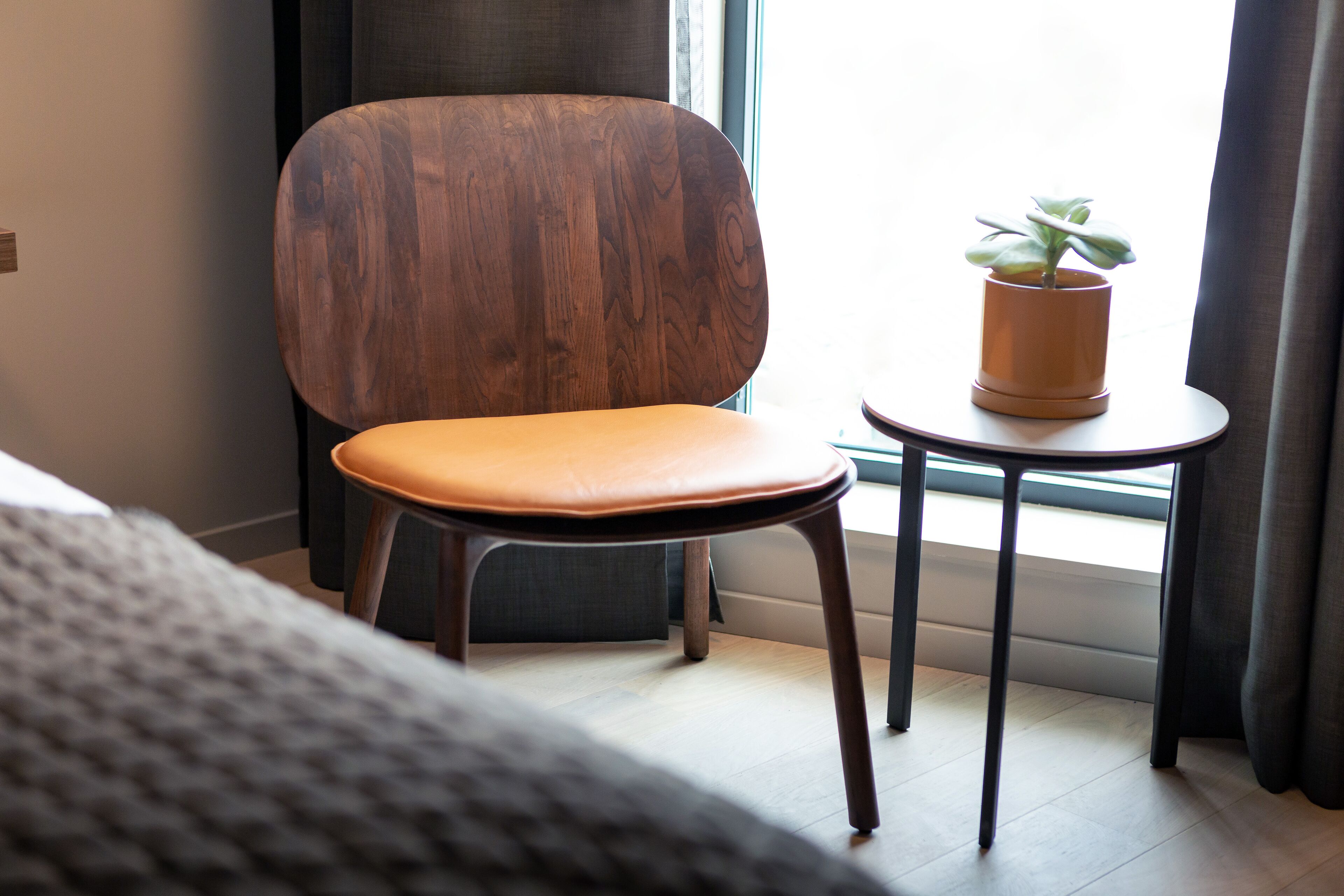 desk, laptop workspace, soundproofing, bed sheets