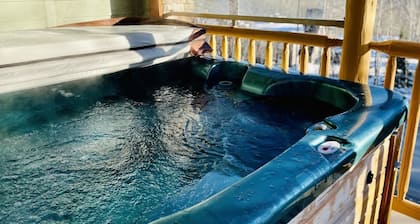 Acogedora casa de montaña cerca del golf de campeonato con jacuzzi privado!