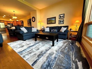 Smart TV, chimenea, reproductor de DVD, oficina