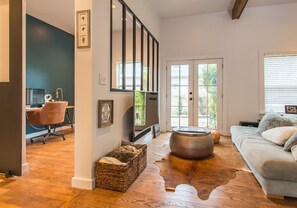TV, fireplace, books - Chic 3 bedrooms and Office Townhouse in Bouldin, Central Austin. Walk to SoCo! (Austin)