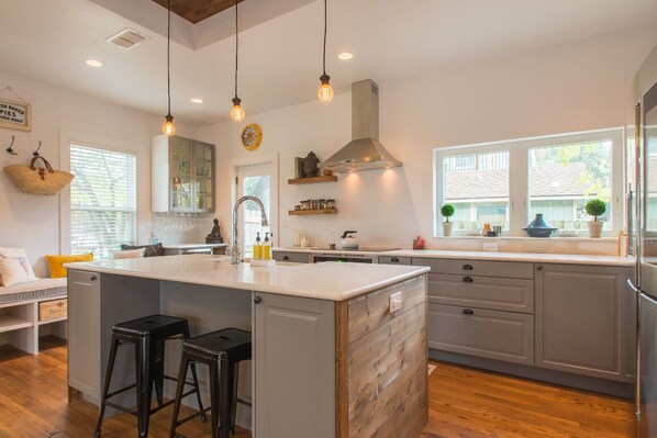 Fridge, oven, stovetop, dishwasher