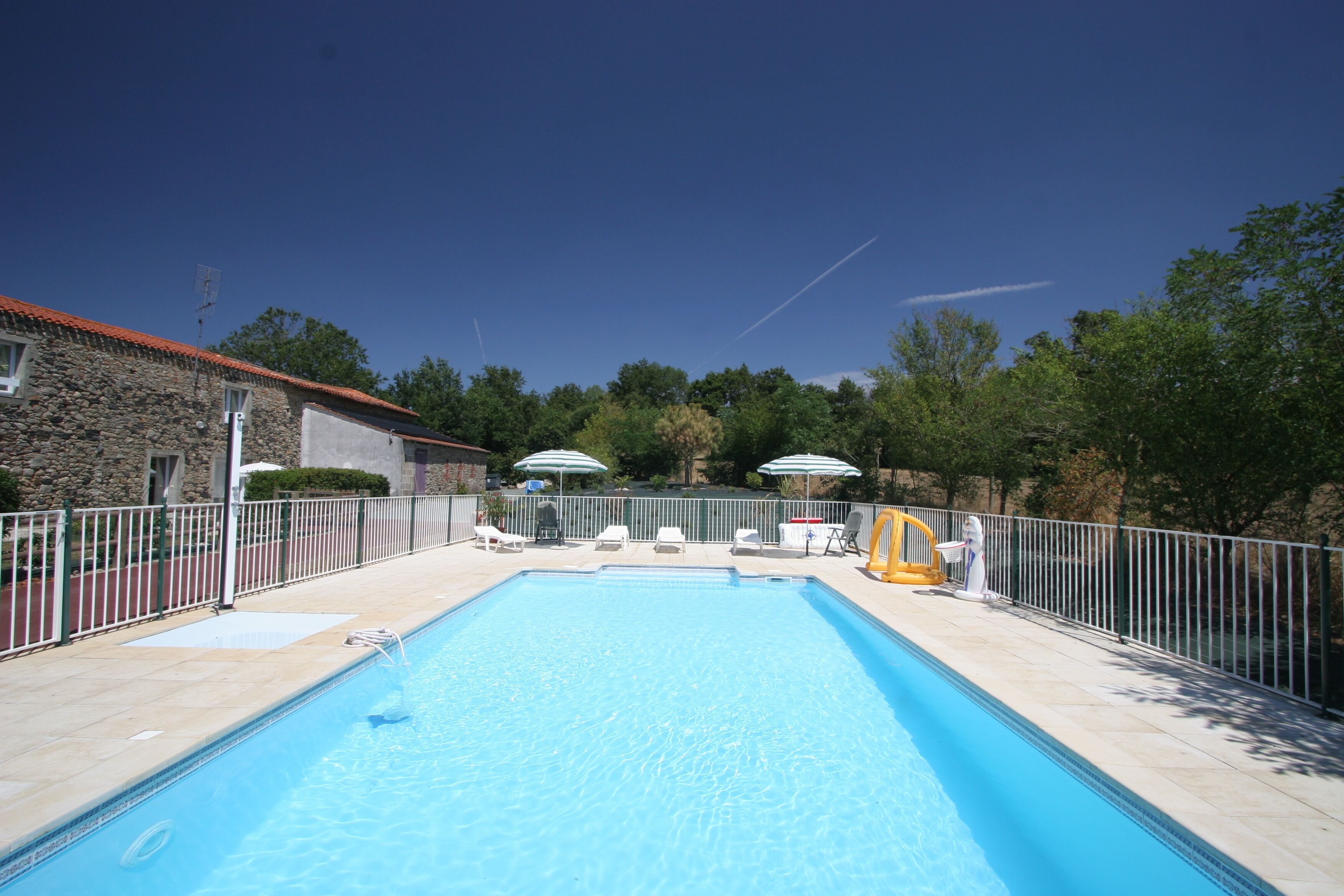 Een buitenzwembad en een verwarmd zwembad