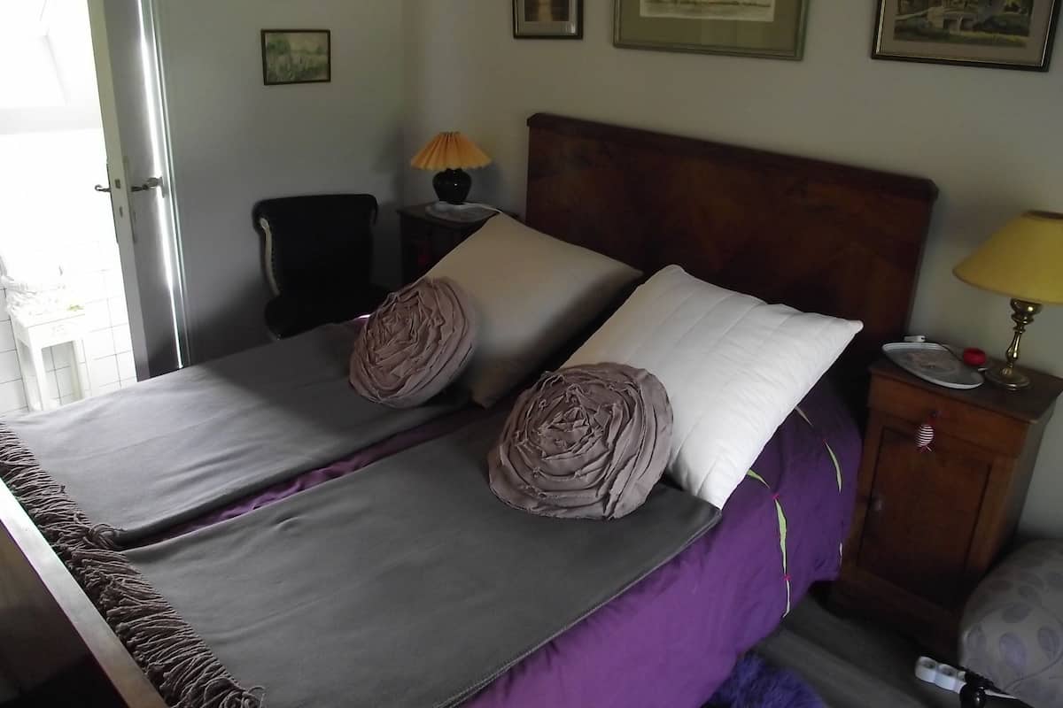Kamar Double Tradisional, 1 Tempat Tidur Double | Seprai antialergi, selimut bulu angsa, dan meja kerja
