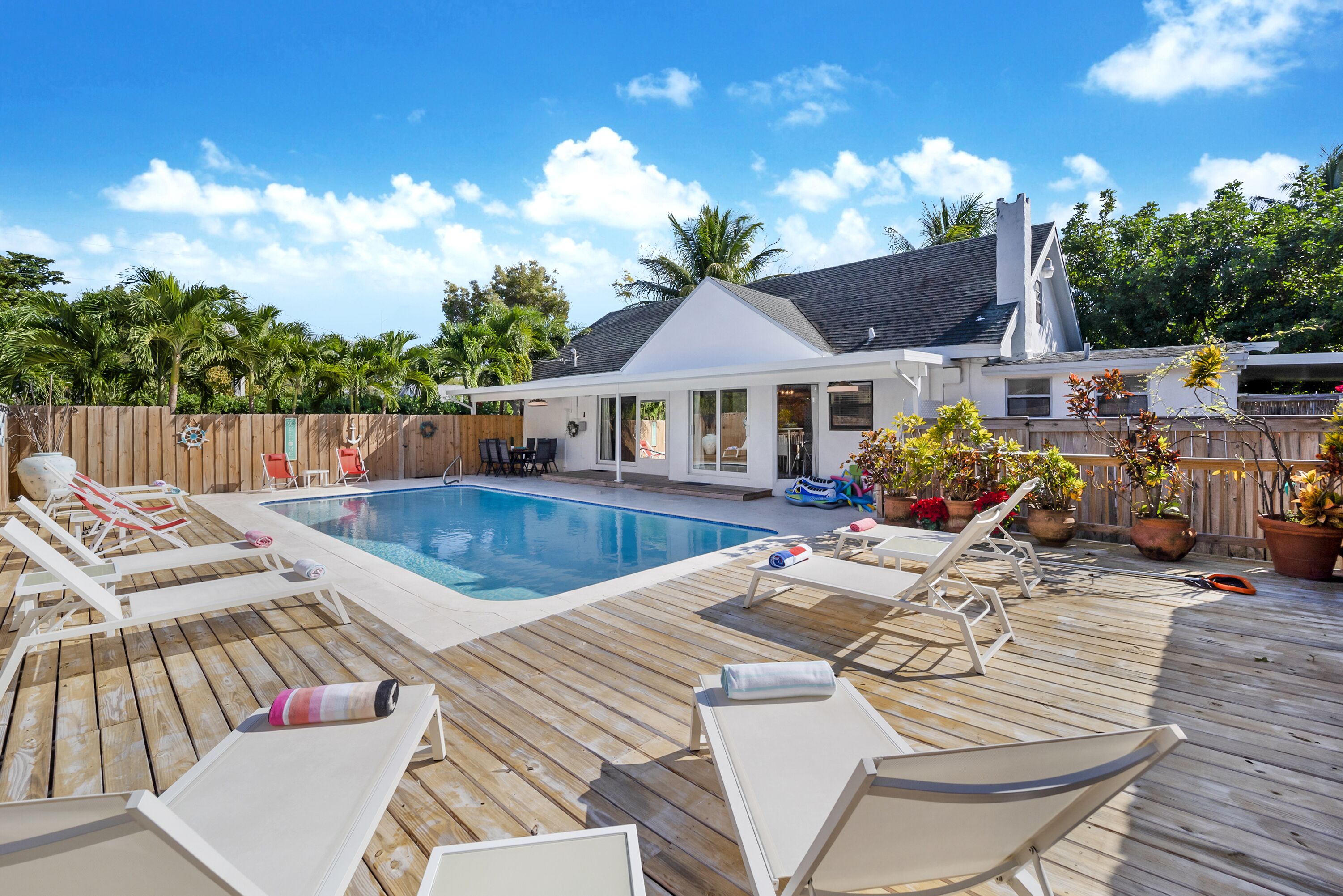 8 Bedroom-resort UP TO 22 GUESTS 5 minute-drive to the OCEAN