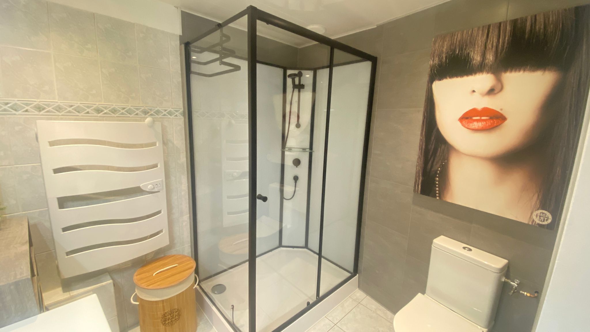 Douche, sèche-cheveux, serviettes fournies, savon