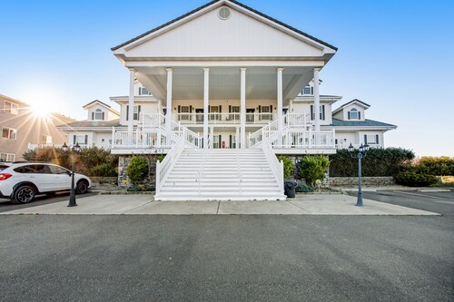 Beach front & ocean view condo with balcony, fireplace