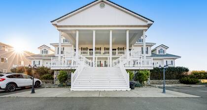 Beach front & ocean view condo with balcony, fireplace