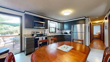 Frigorífico, microondas, horno y placa de cocina