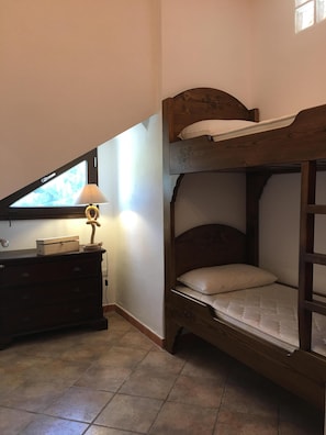 2 chambres, coffre-fort, bureau, fer et planche à repasser