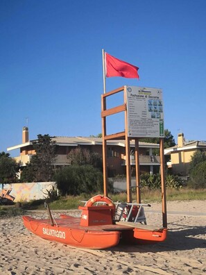 På stranden och solstolar