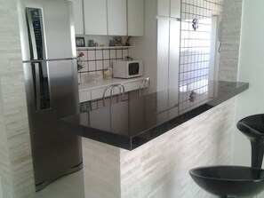 Geladeira, micro-ondas, fogão, cooktop