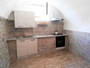Refrigerador, horno, parrilla de estufa y cafetera y tetera 