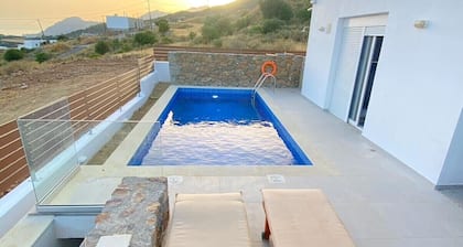 VILLA MIT PRIVATEM POOL UND SZENISCHER UMGEBUNG