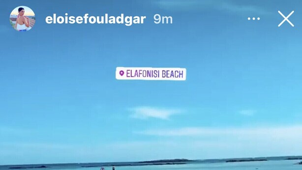 Ein Strand mit klarem türkisblauem Wasser und einem sandigen Ufer.