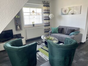 Fernseher, Bücher, Stereoanlage