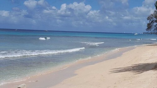Casa recientemente renovada en la costa oeste, a poca distancia de las tiendas y la playa