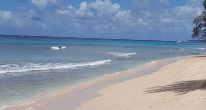 Casa recientemente renovada en la costa oeste, a poca distancia de las tiendas y la playa