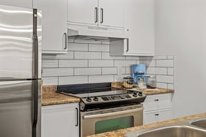 Geladeira, micro-ondas, fogão, cooktop