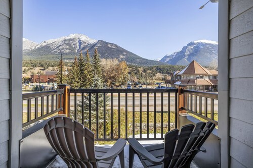 Air Conditioned Lady MacDonald View Townhouse - Downtown Canmore