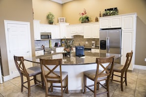 Condo de lujo, varias camas | Cocina privada | Refrigerador y microondas