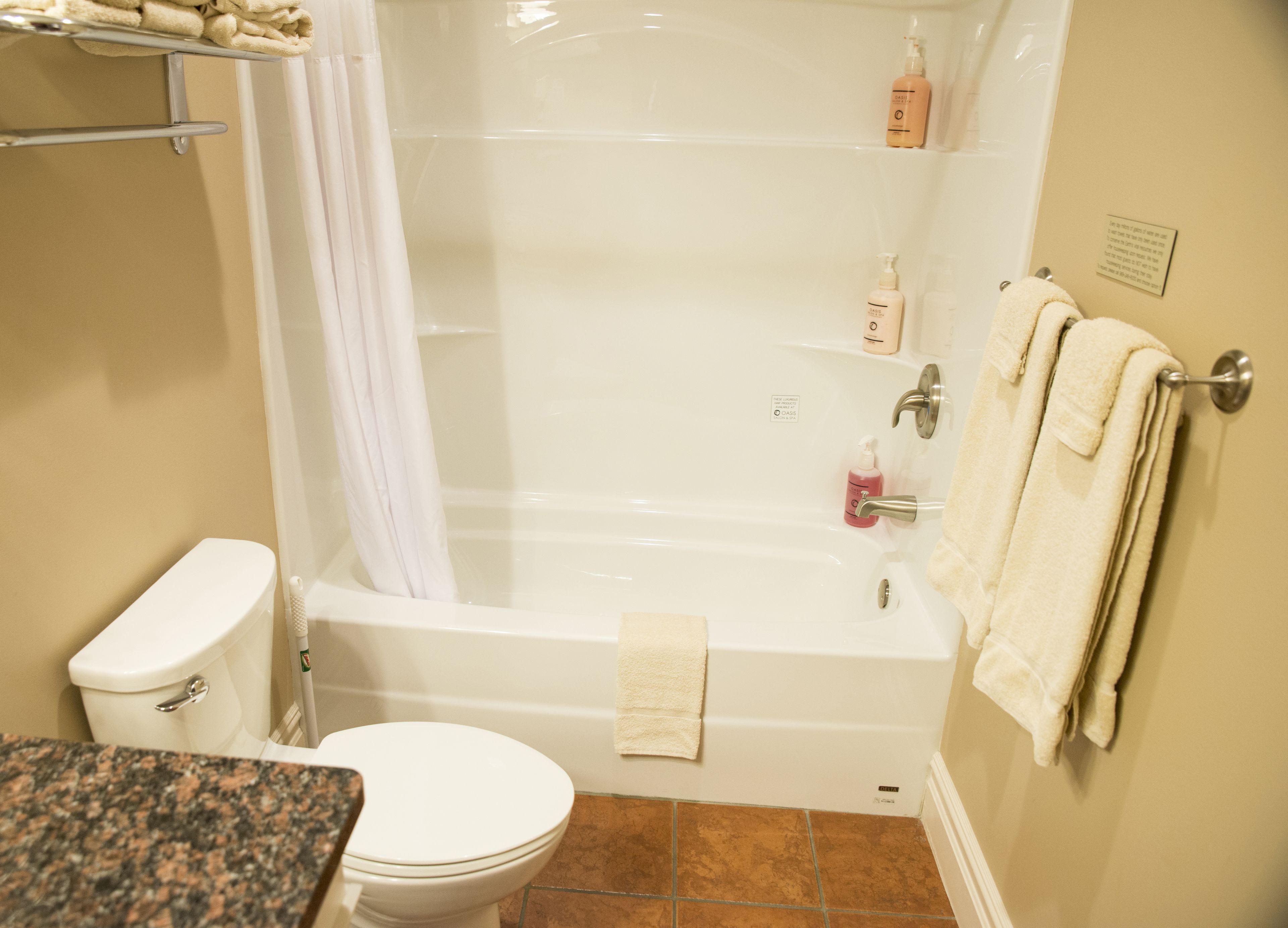 Un baño con bañera, inodoro y lavamanos.