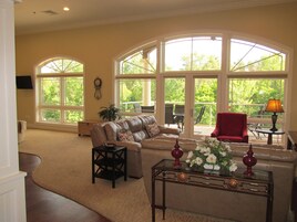 奢华公寓式客房, 多张床, 河景 | 起居区 | 智能电视