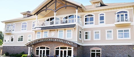 Vista frontal de la propiedad