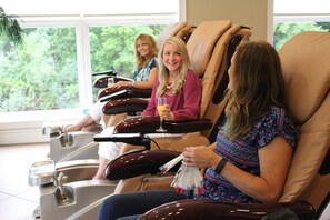 Couples treatment rooms, sauna, body treatments, aromatherapy - Riverwalk Place Resort & Spa (Gladwin)