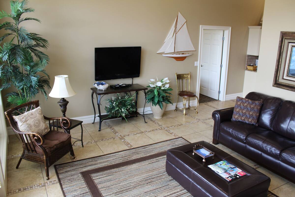 Luxury Condo, Multiple Beds, River View | Living room | Smart TV