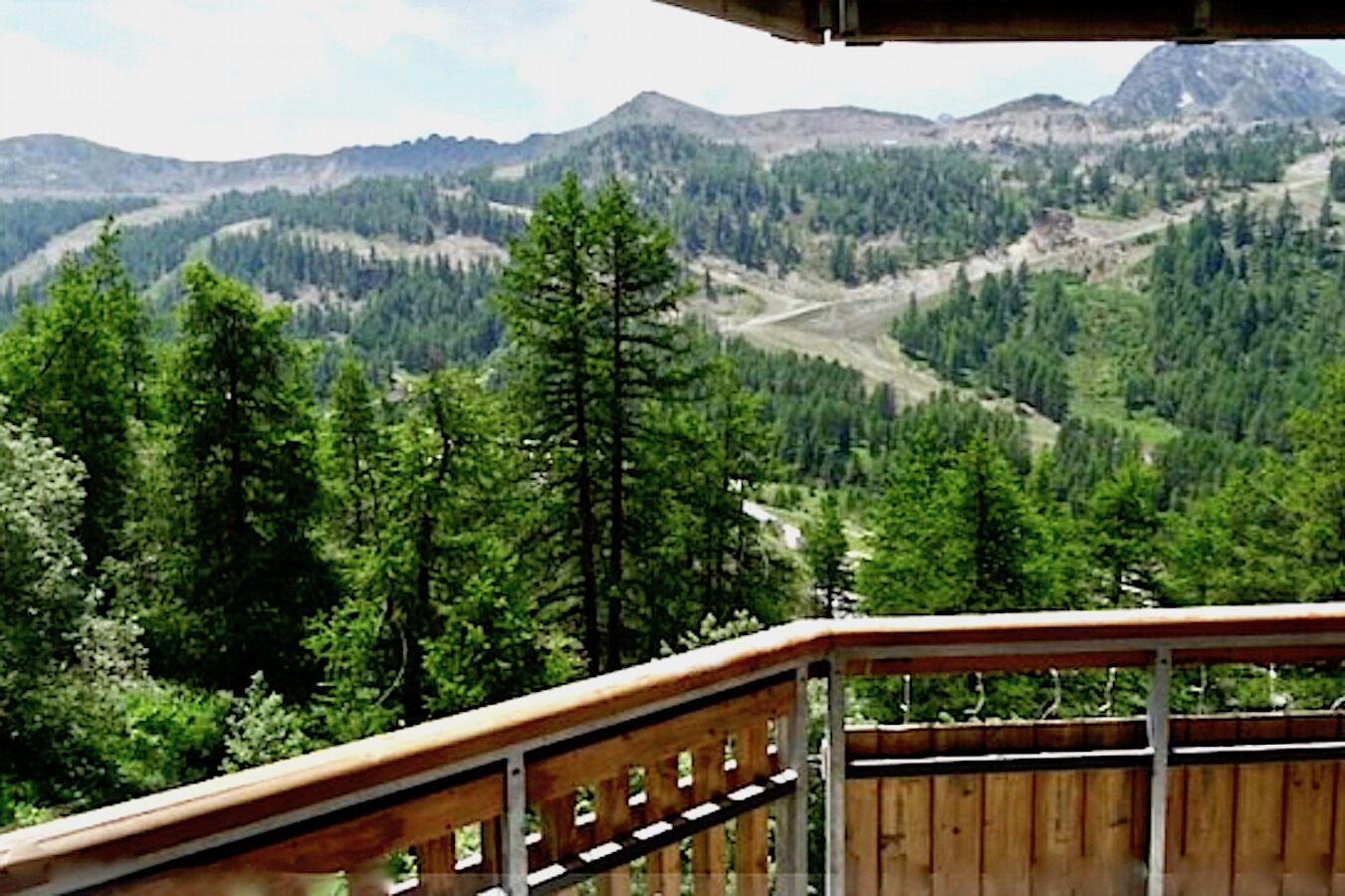 Un balcone con vista su un paesaggio montano.