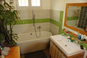 Bañera, artículos de higiene personal ecológicos y secador de pelo