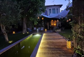 Una piscina al aire libre, una piscina climatizada