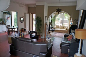 TV connectée, cheminée, jeux vidéo, lecteur de DVD