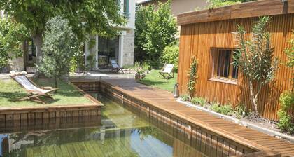 Aix Zen > Ultra Calme Grand jardin fleuri en cĆur de ville, et sa piscine BIO !