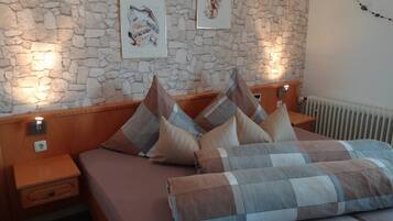 2 Schlafzimmer, Zimmersafe, Reisekinderbett, Bettwäsche