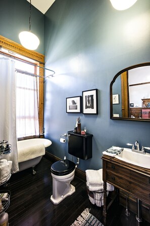 Tina con regadera, secadora de cabello, toallas, jabón 