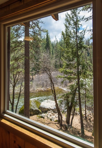 RIVER VIEW Yosemite Cabin in Wawona among the Redwoods,3 Bed 2 bath, jump rock!