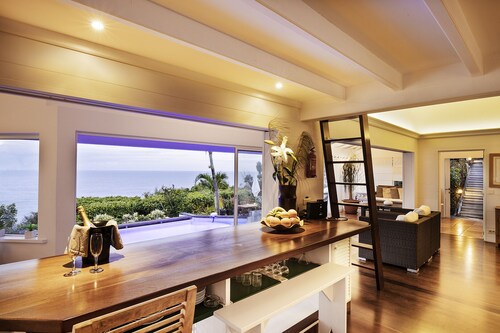 Large Ocean View Villa Hanging In The Quiet