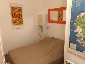 2 bedrooms, iron/ironing board, travel cot, free WiFi