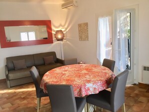 Dining - Beautiful waterfront apartment, air-conditioned, panoramic sea view, beach 50 m'away (Pietrosella)