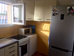 Fridge, microwave, oven, stovetop - Beautiful waterfront apartment, air-conditioned, panoramic sea view, beach 50 m'away (Pietrosella)