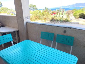 Outdoor dining - Beautiful waterfront apartment, air-conditioned, panoramic sea view, beach 50 m'away (Pietrosella)